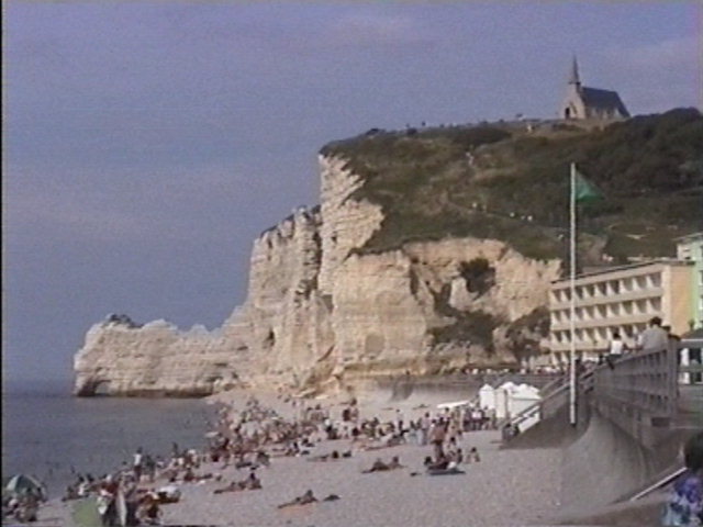 56 - LA FALAISE EST D'ETRETAT.JPG